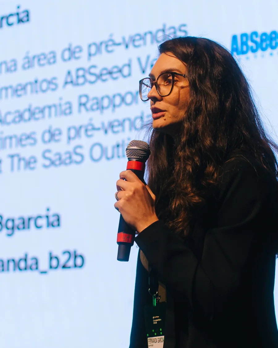 Fernanda Garcia palestrando em evento de vendas B2B